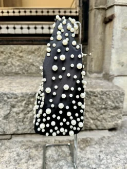 Day Pearl baguette; musta helmillä