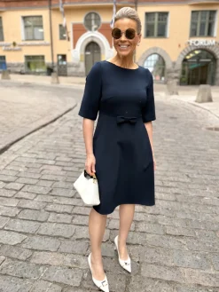 DW Lily mekko rusetilla; tummansininen