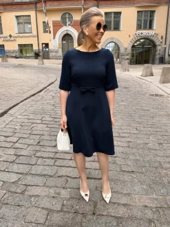 DW Lily mekko rusetilla; tummansininen