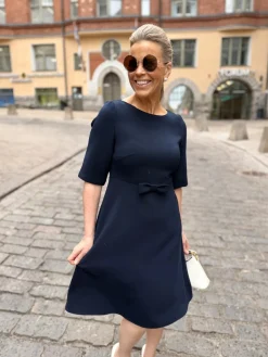 DW Lily mekko rusetilla; tummansininen