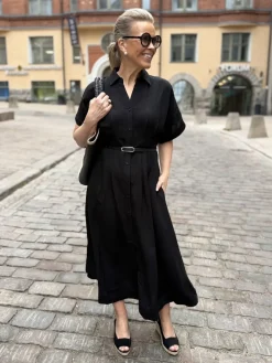 Elenora paitamekko vyöllä; musta