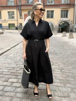 Elenora paitamekko vyöllä; musta