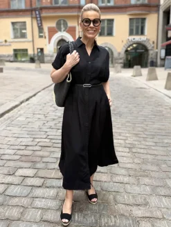 Elenora paitamekko vyöllä; musta