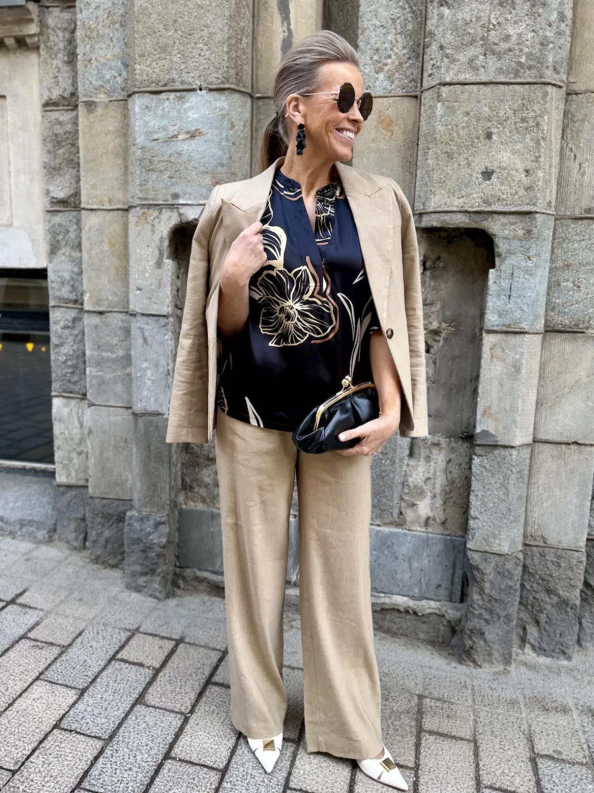 Indana silkkipaita; musta/beige kukkaprintti