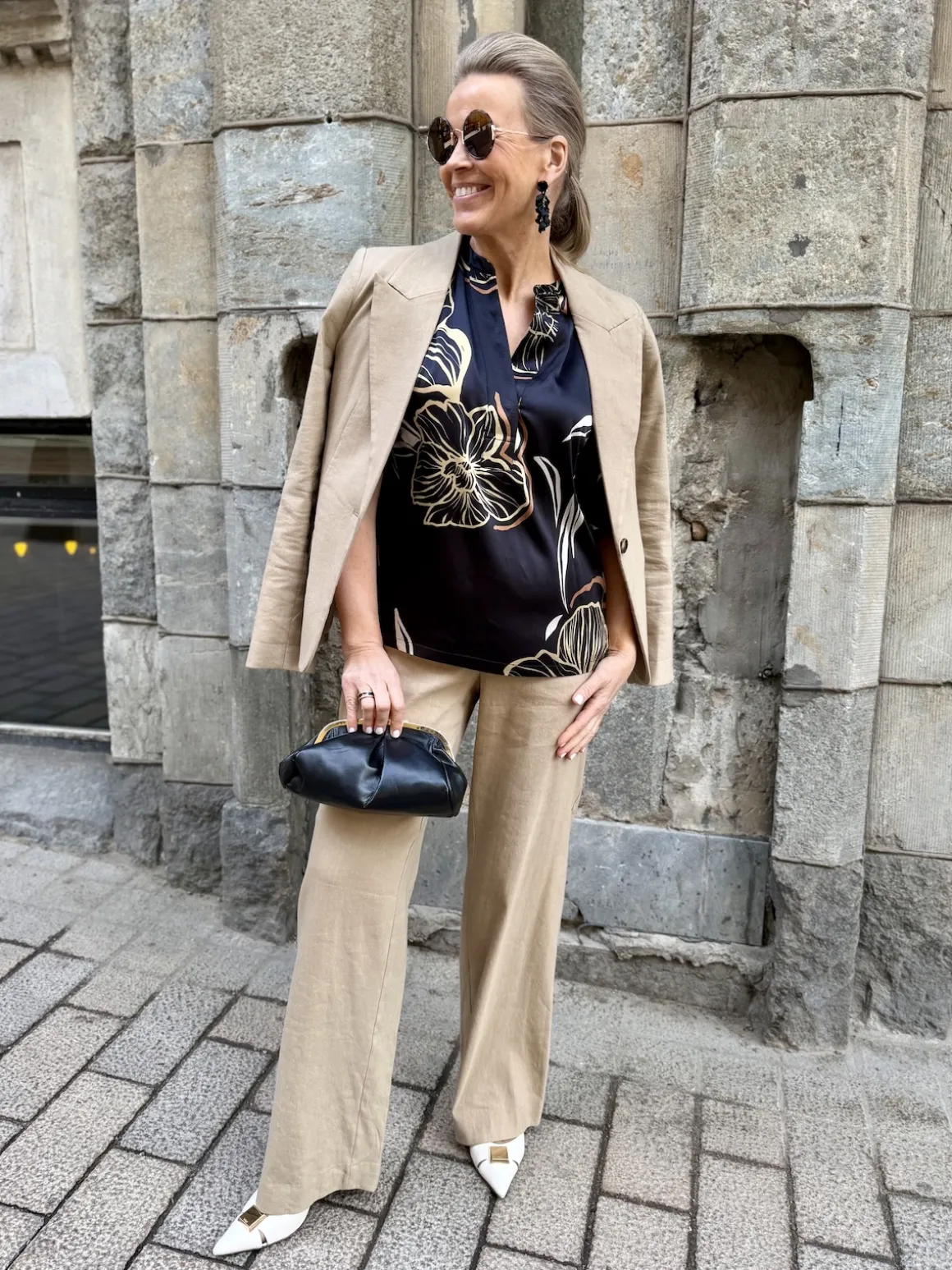 Indana silkkipaita; musta/beige kukkaprintti