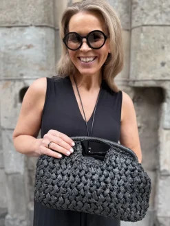 Iso Birgit koriclutch; musta