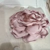 Iso kukka rintaan/hiuksiin; rosa