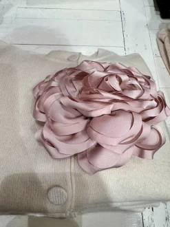 Iso kukka rintaan/hiuksiin; rosa
