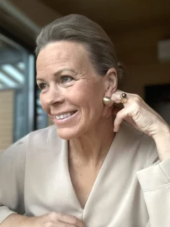 Korvakorut; Sofia kultainen roikkuva pallo