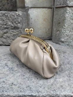 Nahkapussukka lukolla; taupe
