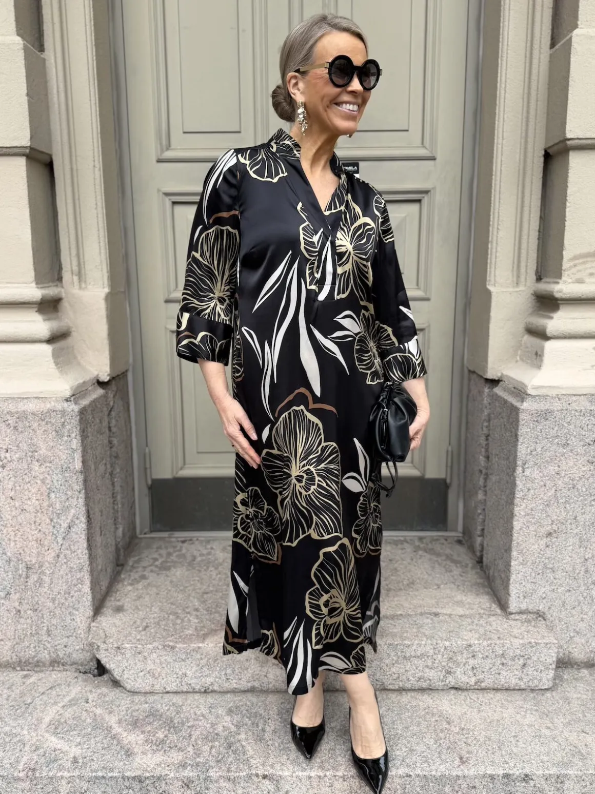 Simbia silkkinen midimekko; musta/kulta