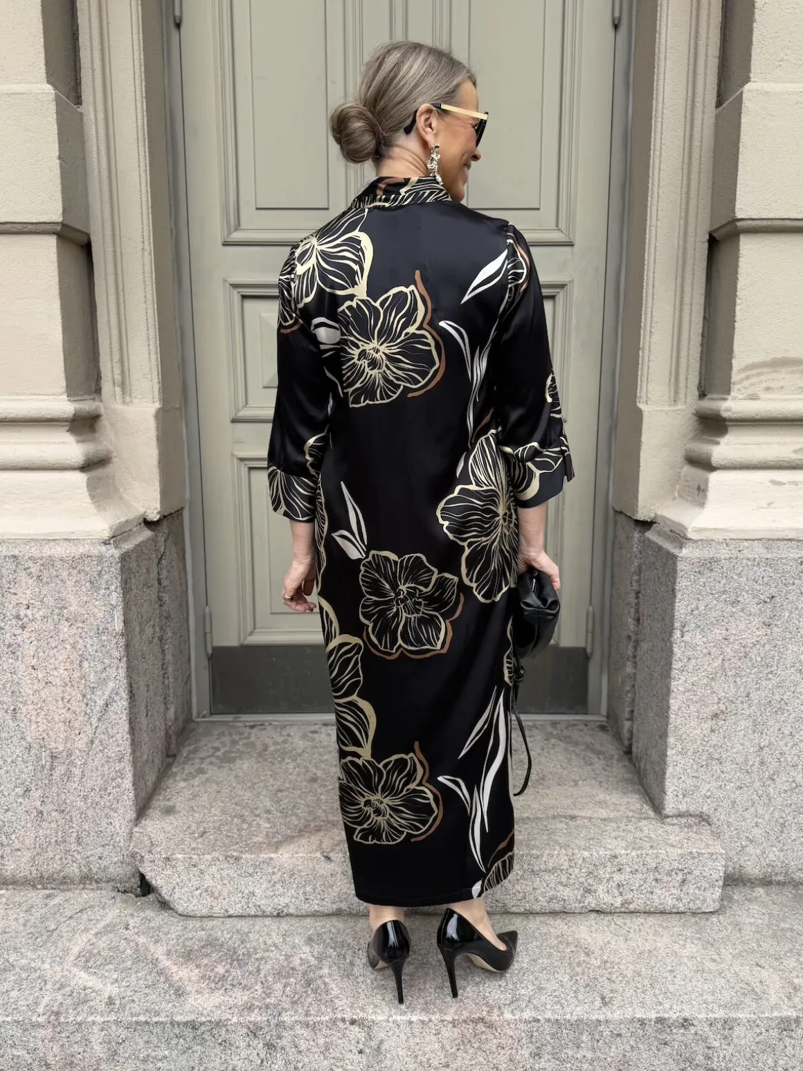 Simbia silkkinen midimekko; musta/kulta