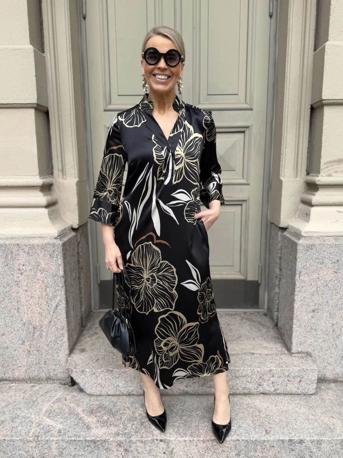 Simbia silkkinen midimekko; musta/kulta