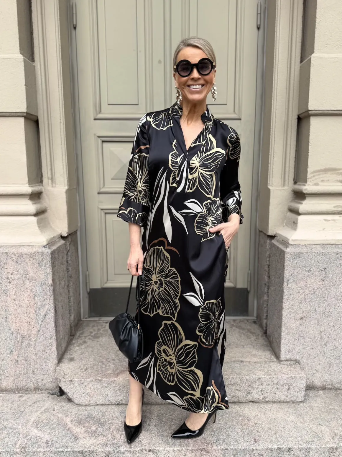 Simbia silkkinen midimekko; musta/kulta